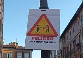 Imagen del cartel colocado en diferentes calles del centro de Burgos.