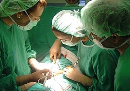 Imagen de archivo de una operación en un quirófano.