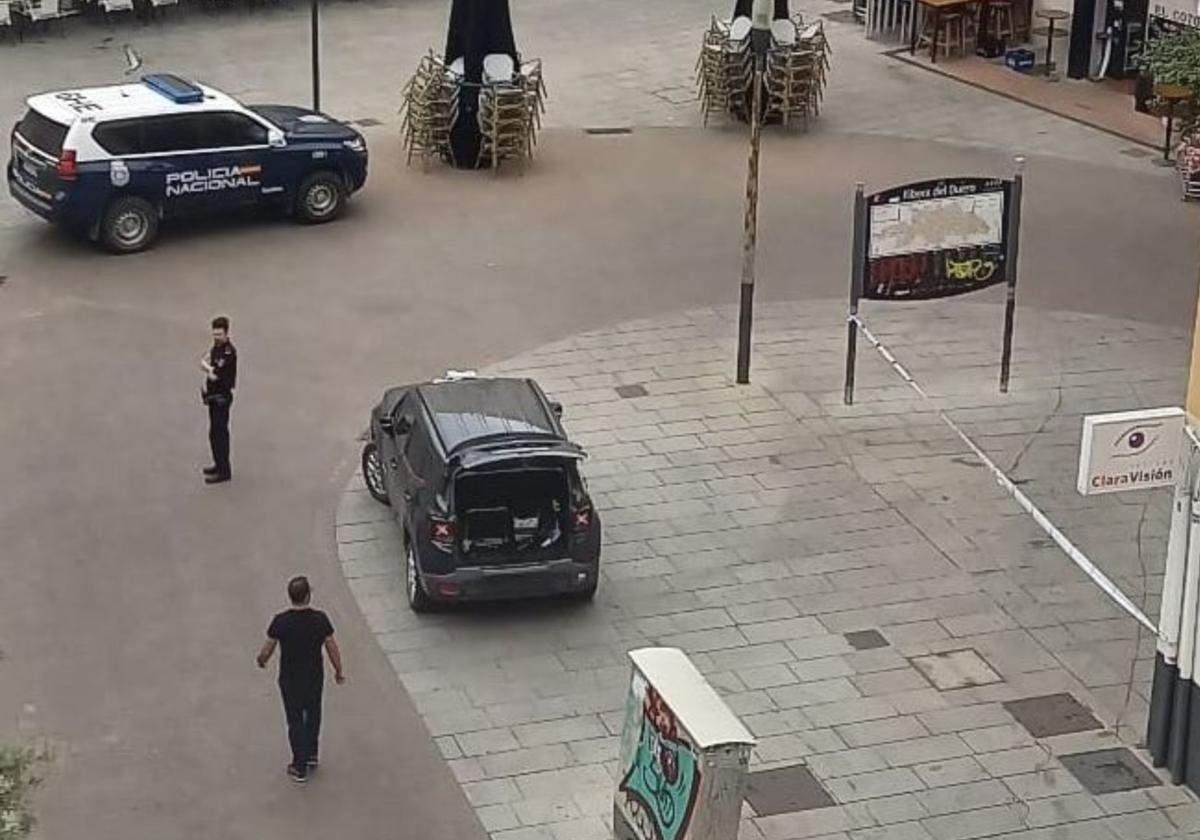 La Policía Nacional trabaja en el lugar en el que ha aparecido un hombre muerto este sábado por la mañana.
