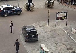 La Policía Nacional de Aranda de Duero en el lugar en el que ha aparecido el hombre muerto este sábado por la mañana.