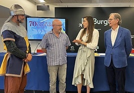 Fernando Sánchez, Andrea Ballestero y Honorio Cantero, flanqueados por el Cid y Jimena.
