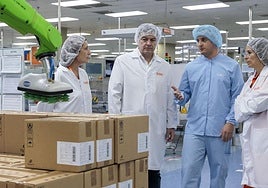 El presidente autonómico Alfonso Fernández Mañueco, durante su visita a la fábrica de la multinacional farmacéutica GSK, en Aranda.