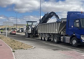 Labores de fresado antes de asfaltar la calle Laredo.