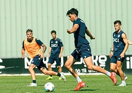 Fernando Mimbacas, en un entrenamiento con el Burgos CF.