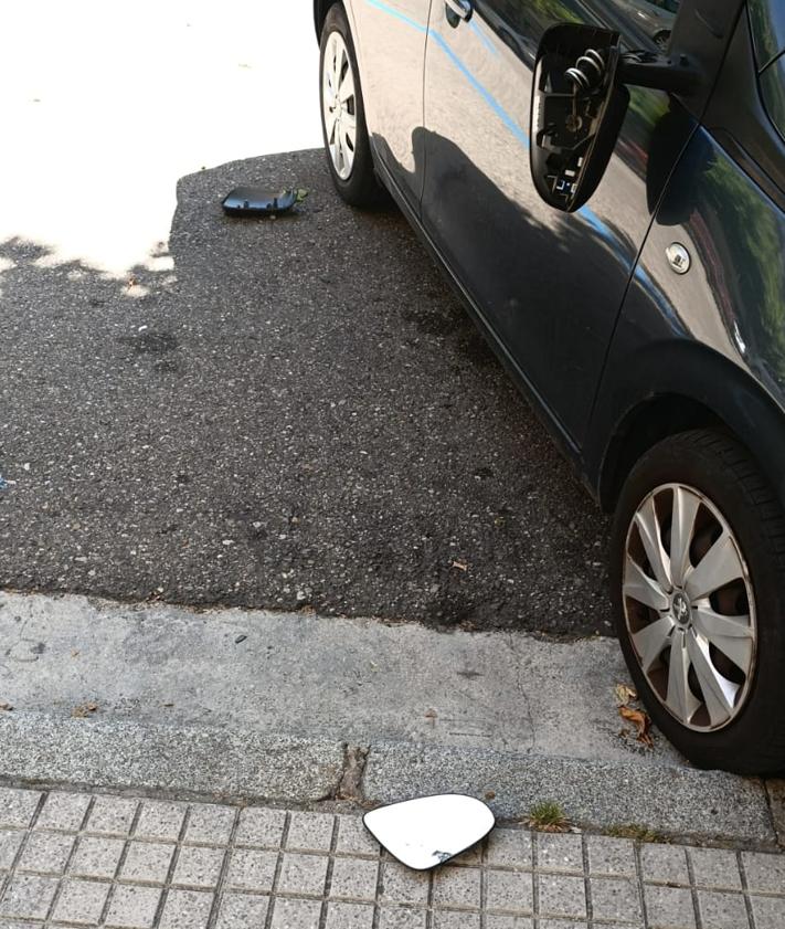 Imagen secundaria 2 - Los vecinos aseguran que se han roto coches y mobiliario urbano. 