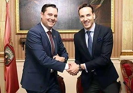 Imagen de la firma de un patrocinio al San Pablo Burgos cuando Daniel de la Rosa era alcalde.