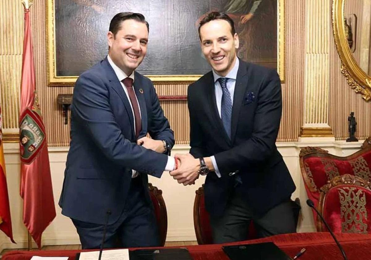 Imagen de la firma de un patrocinio al San Pablo Burgos cuando Daniel de la Rosa era alcalde.