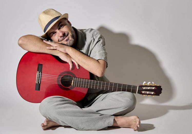 El cantautor Carlos Bueso.
