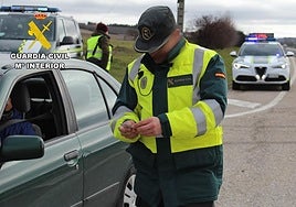 Imagen de archivo de un control de la Guardia Civil controlando la documentación.