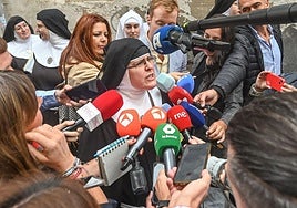 Una de las monjas cismáticas de Belorado antes de entrar en los juzgados atiende a los periodistas