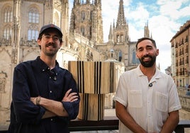 David y Pablo, emprendedores burgaleses, junto a su lámpara Levante de la marca Brisa