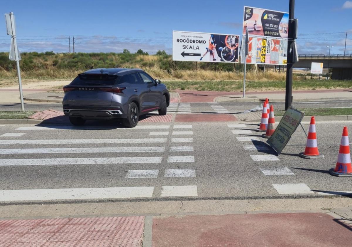 Imagen principal - Los coches tenían que emplear la mediana y el paso de cebra para poder continuar la marcha sin atravesar la gasolinera, ya que no hay más indicaciones.