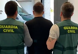 Momento de la detención de uno de los dos hombres en la Operación Merlín.