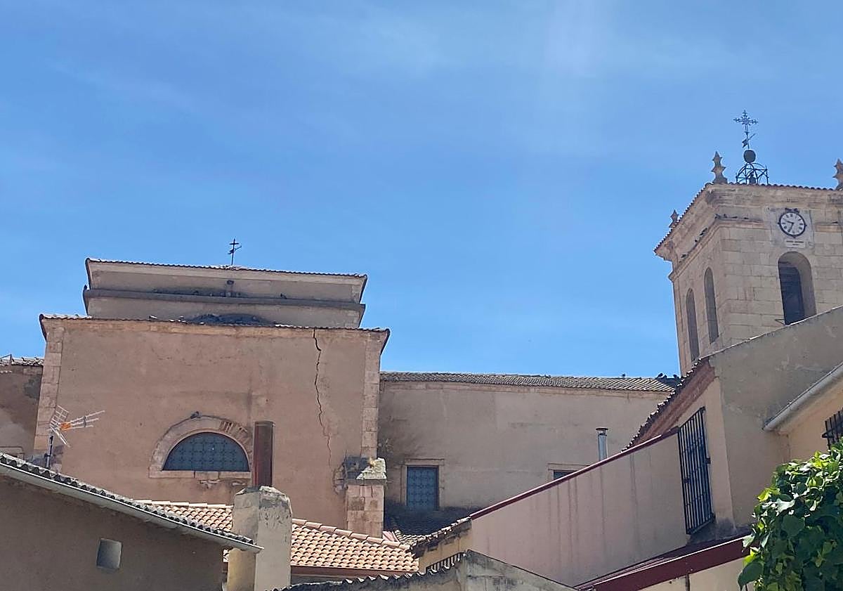 Imagen principal - Estado actual de la iglesia de Santa Columba en Adrada de Haza, Burgos.