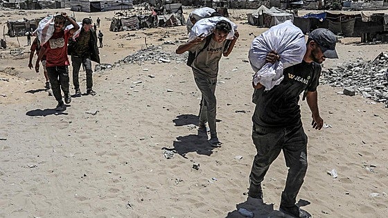 El Gobierno exige la entrada terrestre de ayuda a Gaza mientras ultima el envío aéreo de 12 toneladas de alimentos