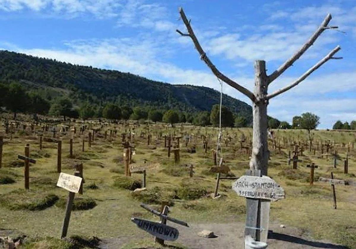 Imagen principal - Imágenes de archivo de Sad Hill, de la película «El bueno, el feo y el malo»