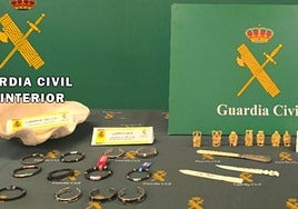 Varios de los objetos incautados por la Guardia Civil elaborados con marfil de elefante.