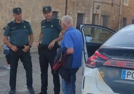La Guardia Civil con el hombre localizado en Burgos.