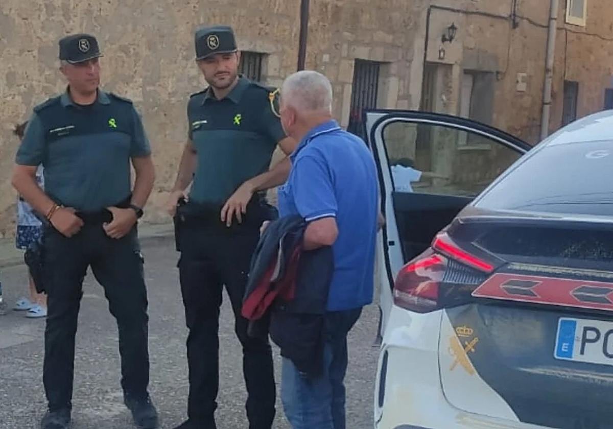 La Guardia Civil con el hombre localizado en Burgos.