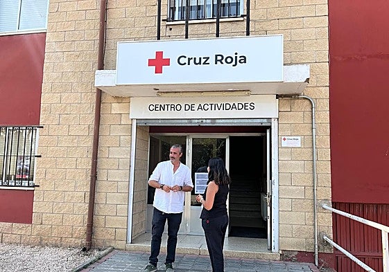 El Coordinador provincial, Jorge Martín y la Directora de la Zona Sur, Karina Alzivar.