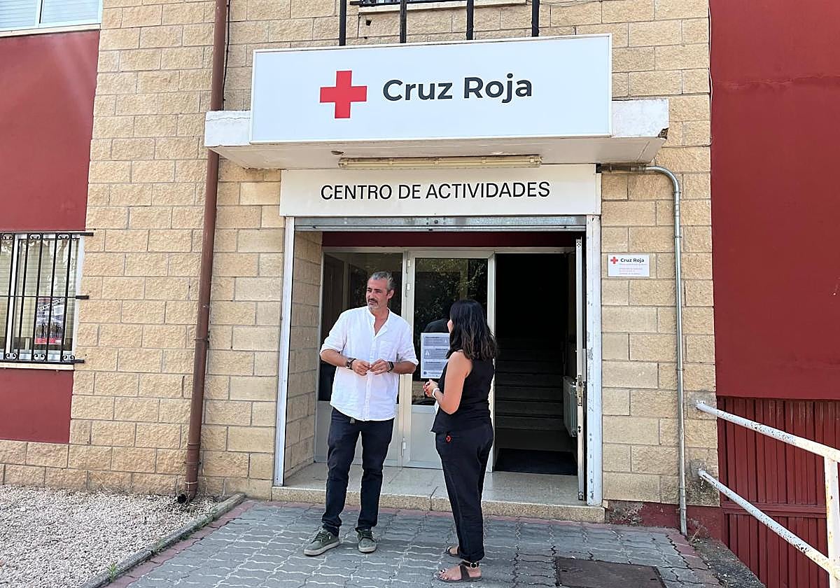 El Coordinador provincial, Jorge Martín y la Directora de la Zona Sur, Karina Alzivar.