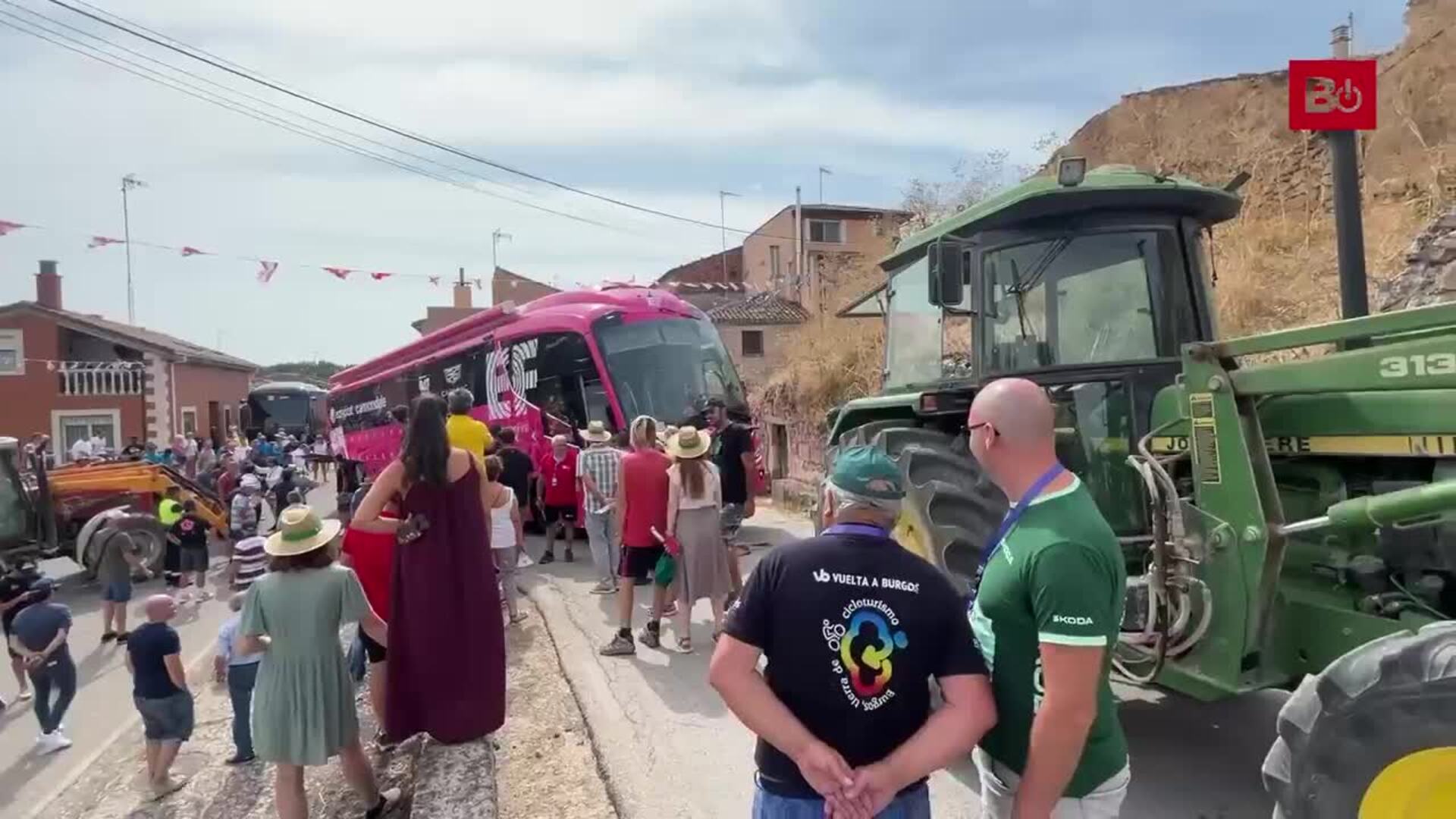 El autobús del Education First, protagonista de la segunda etapa de la Vuelta a Burgos