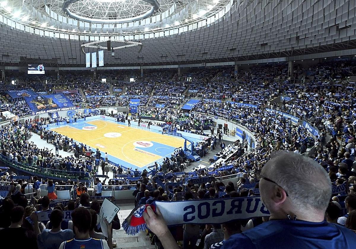 La afición del San Pablo celebra el ascenso a ACB en el Coliseum