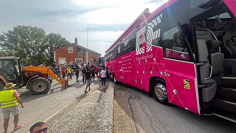 Dos tractores del pueblo han intentado socorrer al autobús.