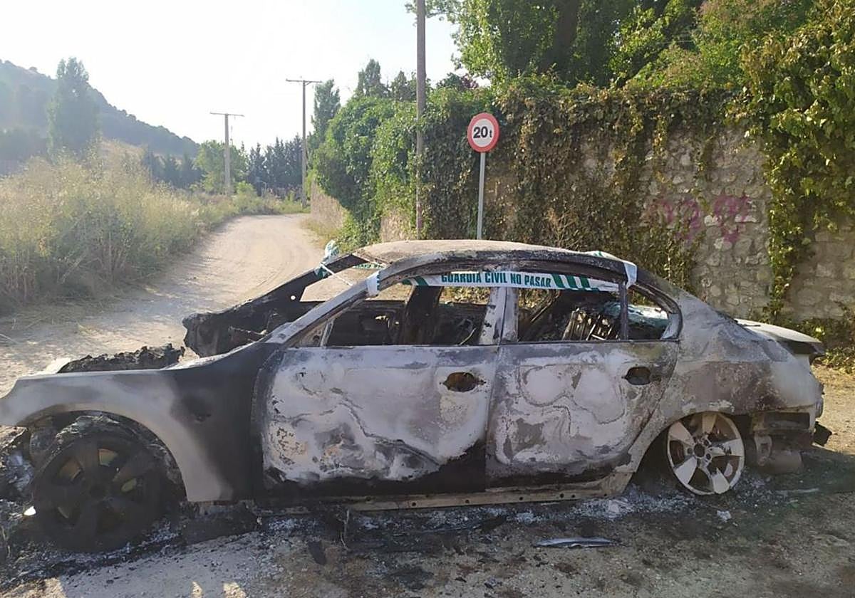 Estado en el que encontraron el BMW en un camino de la localidad de Corcos.