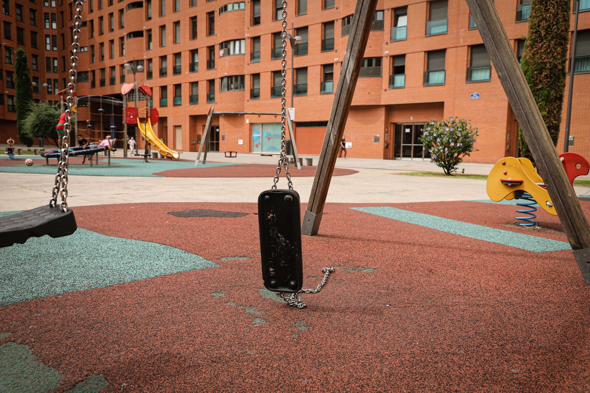 Todas las imágenes del parque infantil descuidado de Burgos que preocupa a los vecinos