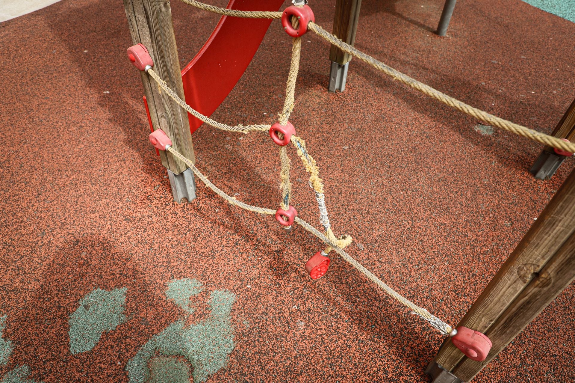 Todas las imágenes del parque infantil descuidado de Burgos que preocupa a los vecinos