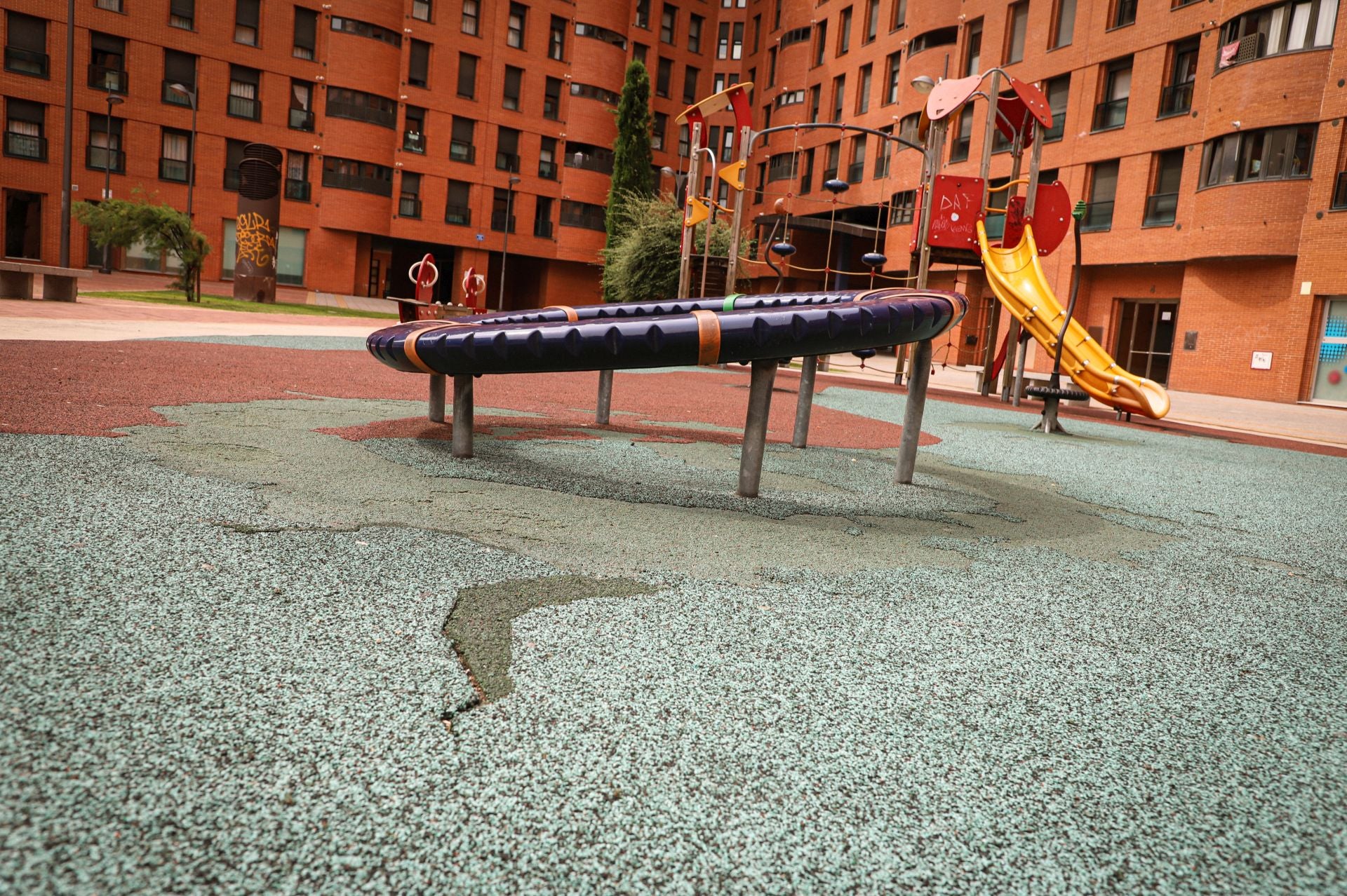 Todas las imágenes del parque infantil descuidado de Burgos que preocupa a los vecinos