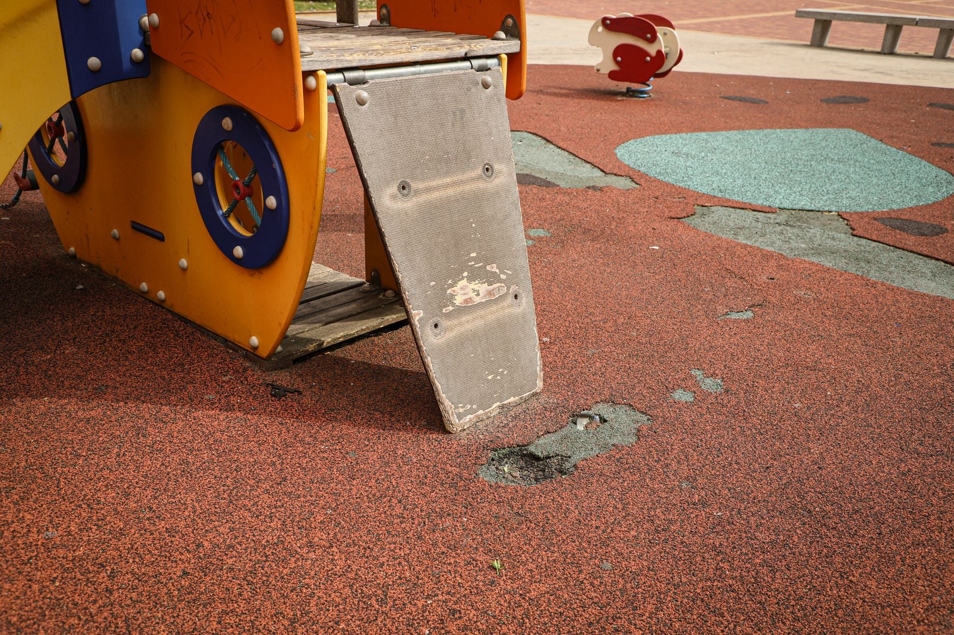 Todas las imágenes del parque infantil descuidado de Burgos que preocupa a los vecinos