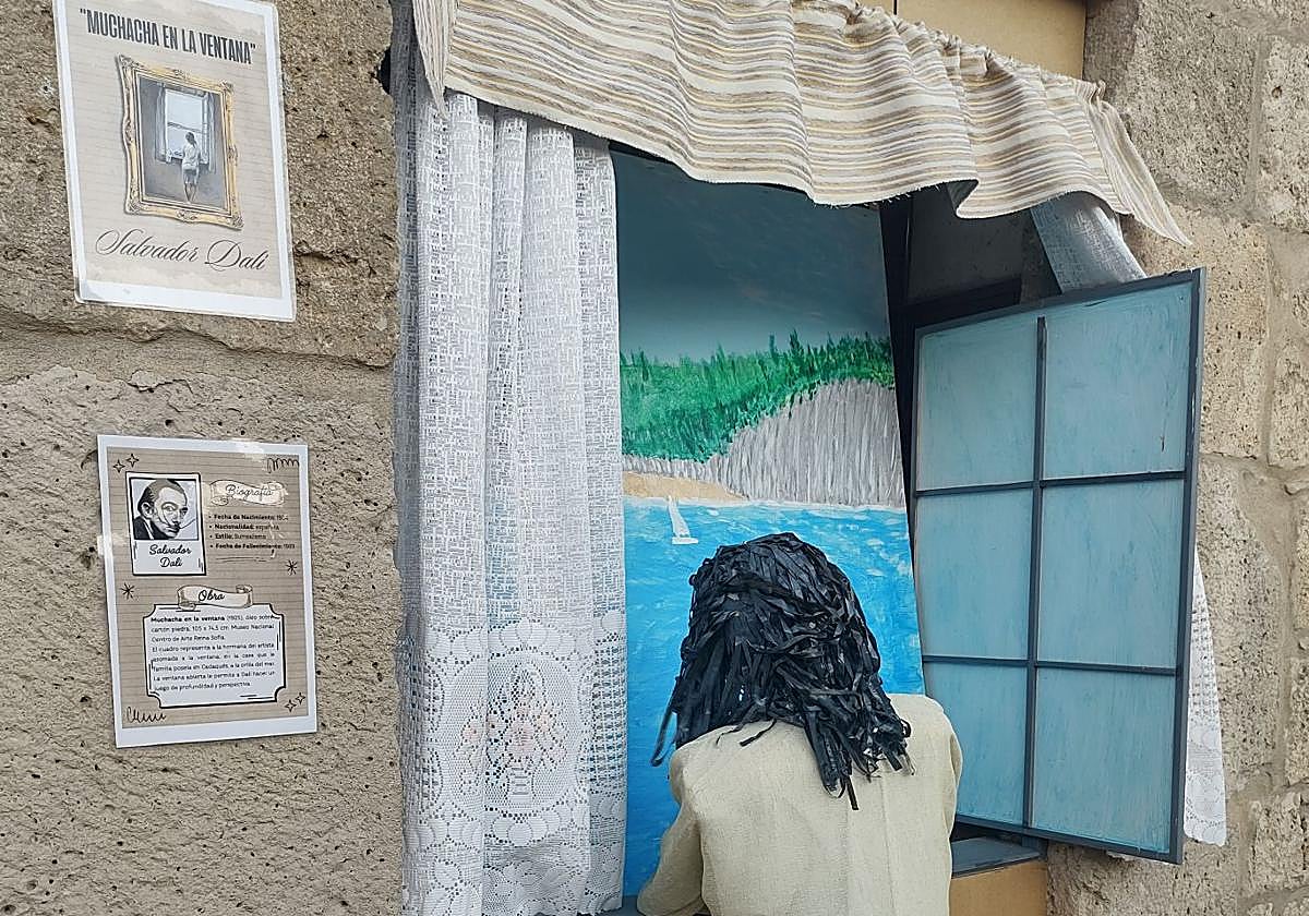 Representación de «Muchacha en la ventana» de Salvador Dalí en Olmillos de Sasamon