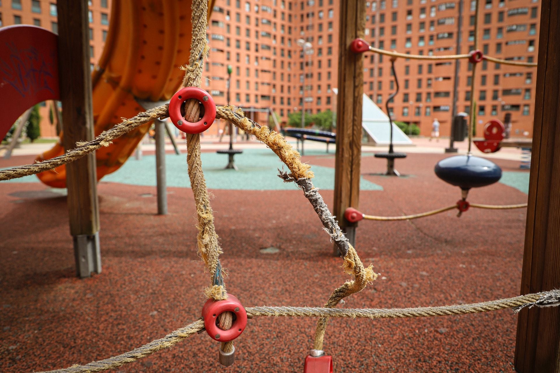 Todas las imágenes del parque infantil descuidado de Burgos que preocupa a los vecinos
