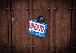 Imagen de archivo de la puerta de un comercio en un pequeño pueblo de Burgos, Huerta de Arriba