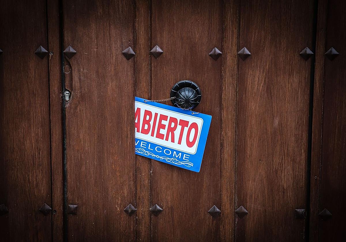 Imagen de archivo de la puerta de un comercio en un pequeño pueblo de Burgos, Huerta de Arriba