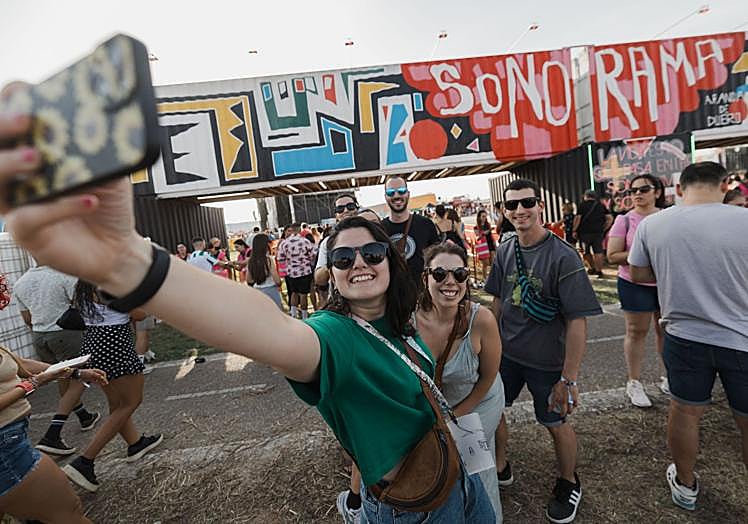Asistentes en la entrada del festival.