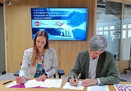 Firma del convenio entre Javier Cuasante, responsable del Área de Dinamismo Empresarial, y Lucía Echevarrieta, presidenta de AJE.