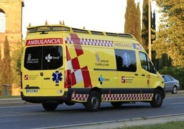 Imagen de archivo de una ambulancia en carretera.