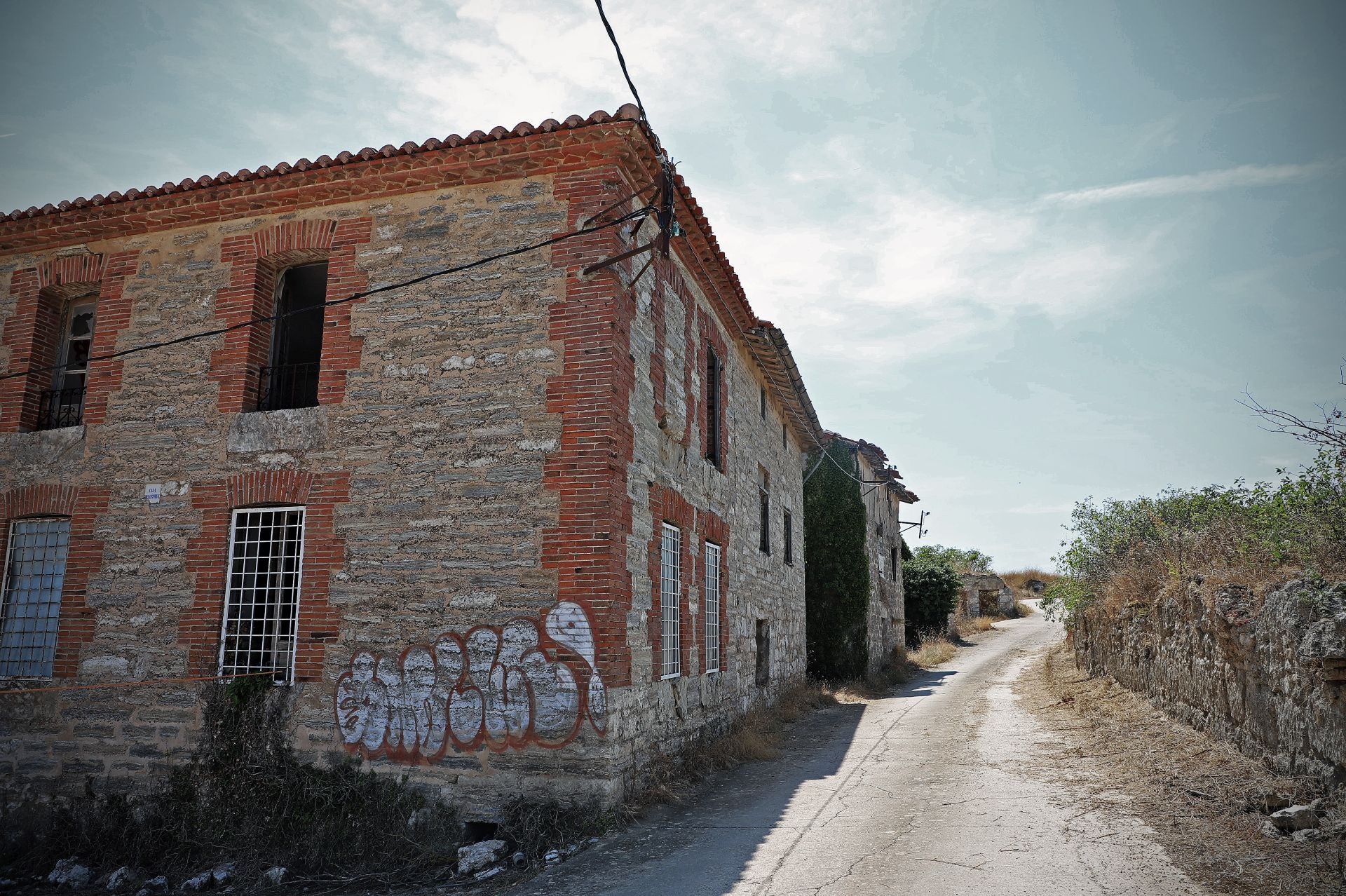 Paseo en imágenes por un pueblo abandonado con tumbas saqueadas de Burgos
