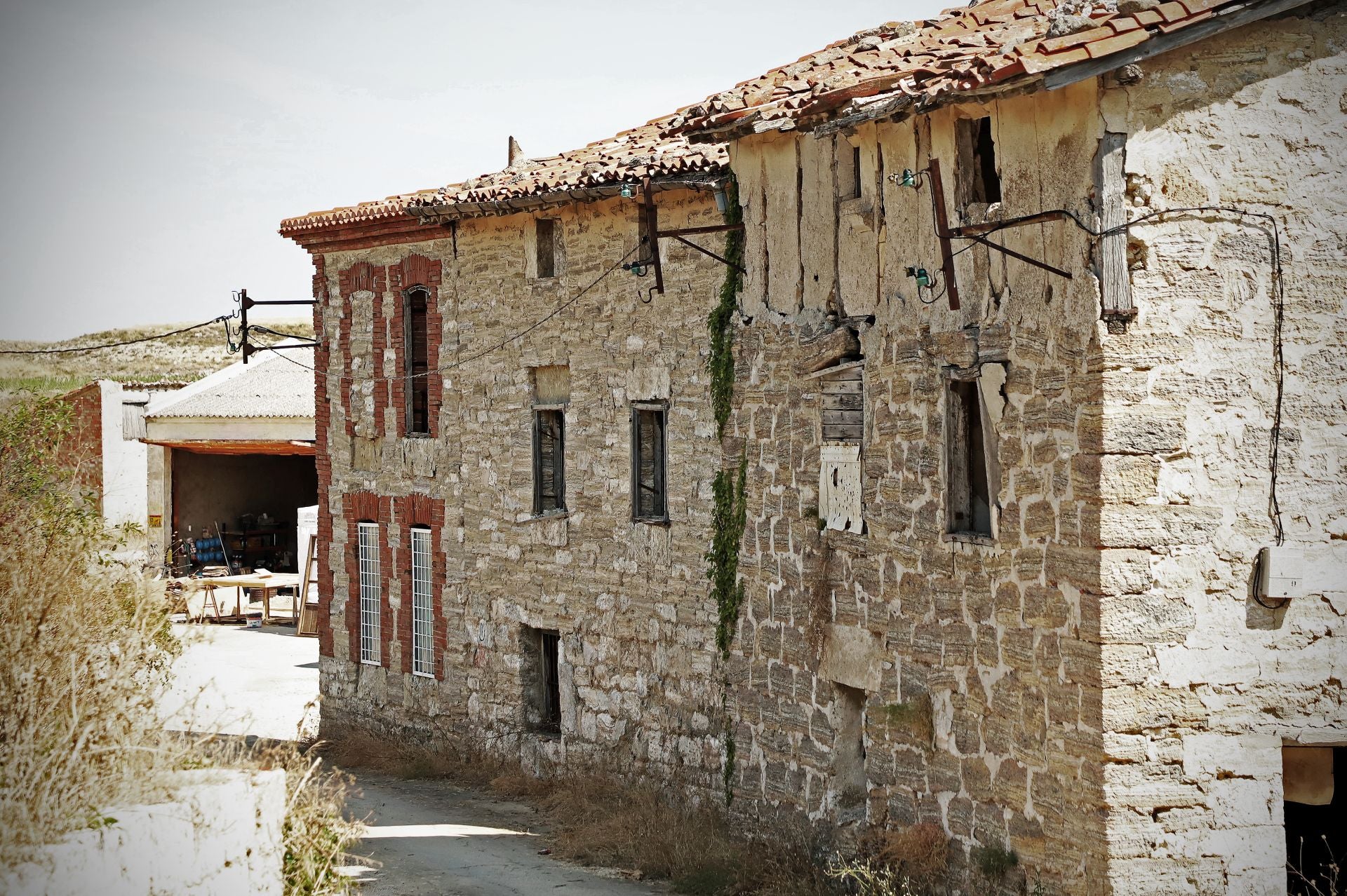 Paseo en imágenes por un pueblo abandonado con tumbas saqueadas de Burgos