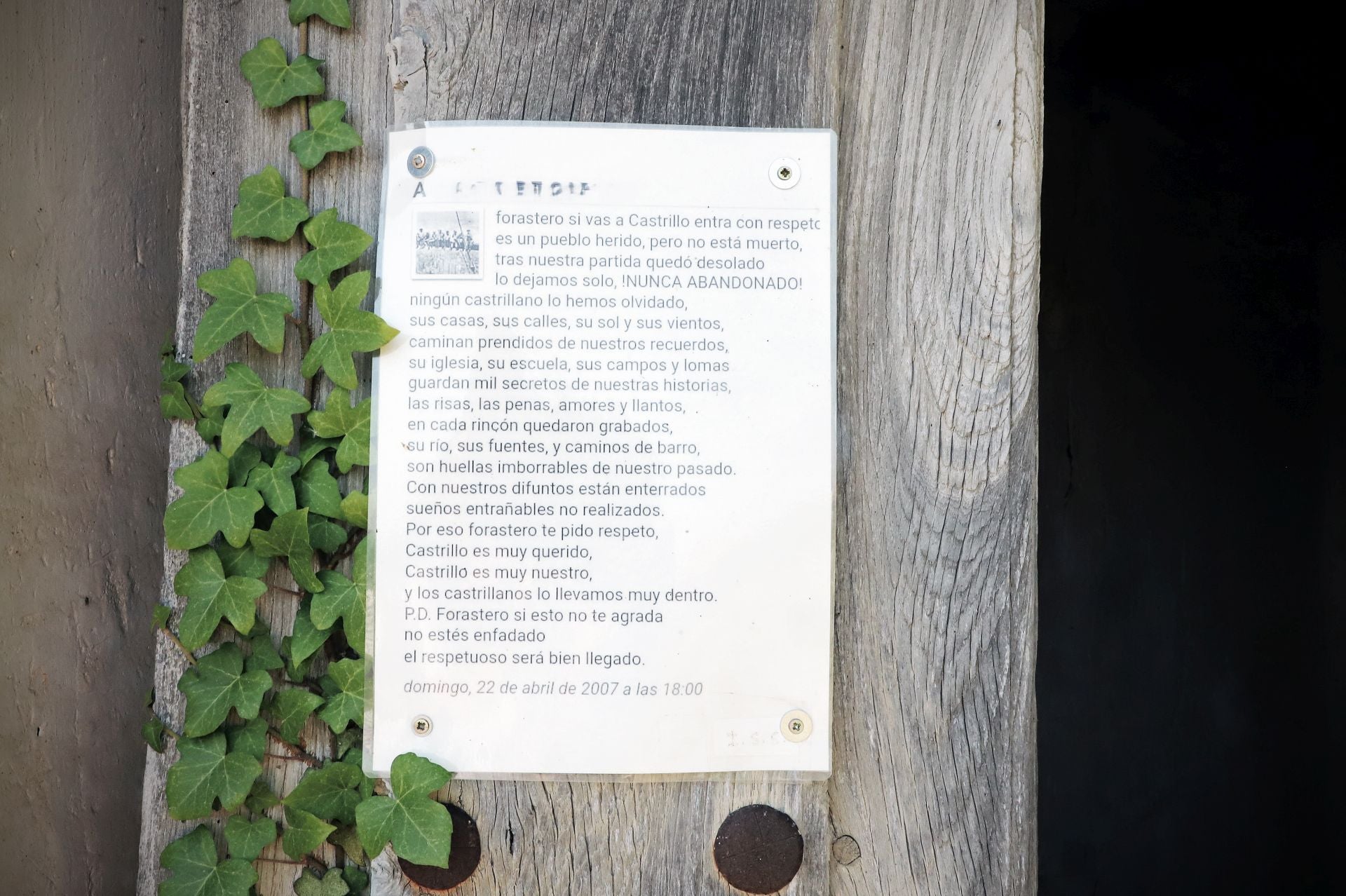 Paseo en imágenes por un pueblo abandonado con tumbas saqueadas de Burgos