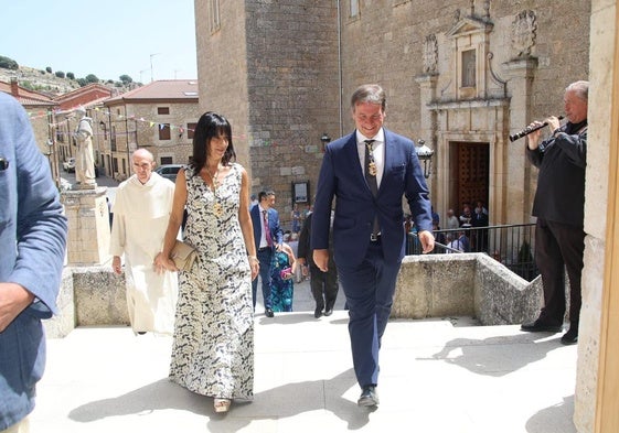El presidente de la Diputación de Burgos, Borja Suárez, junto a la alcaldesa de Careluega, Lidia Arribas.