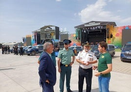 El subdelegado del Gobierno en Burgos, Pedro de la Fuente, (izda.) en las instalaciones del Sonorama.