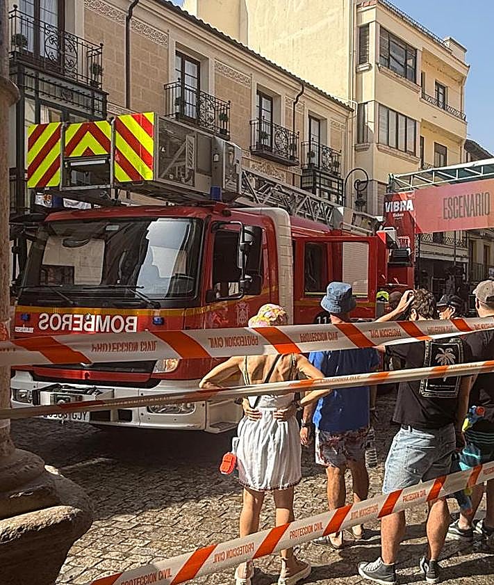 Imagen secundaria 2 - Los Bomberos de Aranda en la plaza del Trigo durante el Sonorama. 