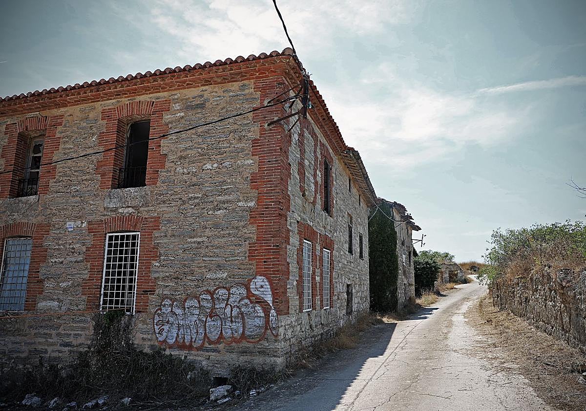 Imagen principal - Detalles del pueblo abandonado.