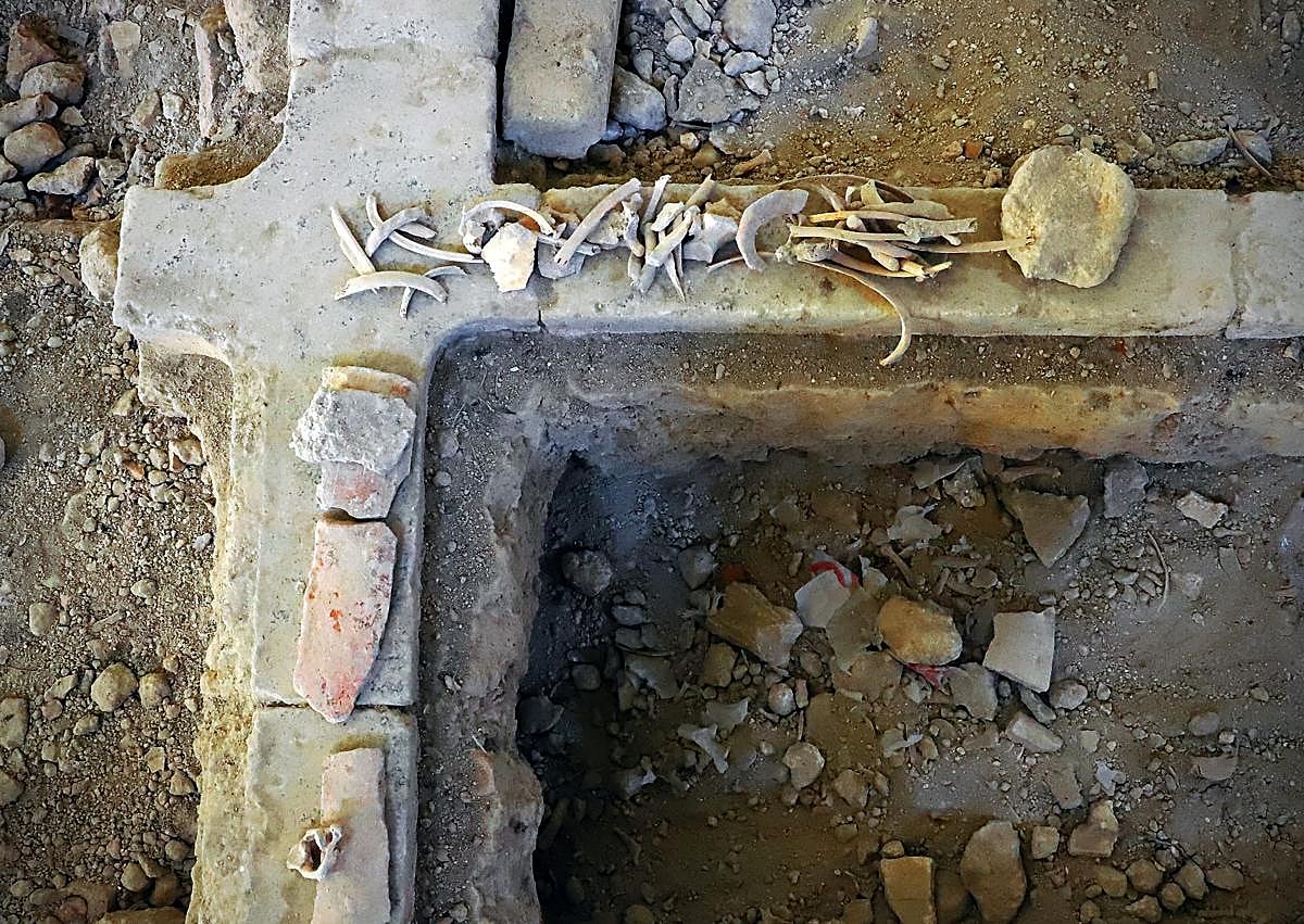 Imagen secundaria 1 - Restos óseos en la iglesia. 