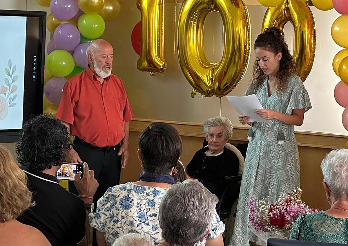 Imagen secundaria 1 - Celebración de los cien años de nieves en la residencia Río Arlanza de Salas de los Infantes. 
