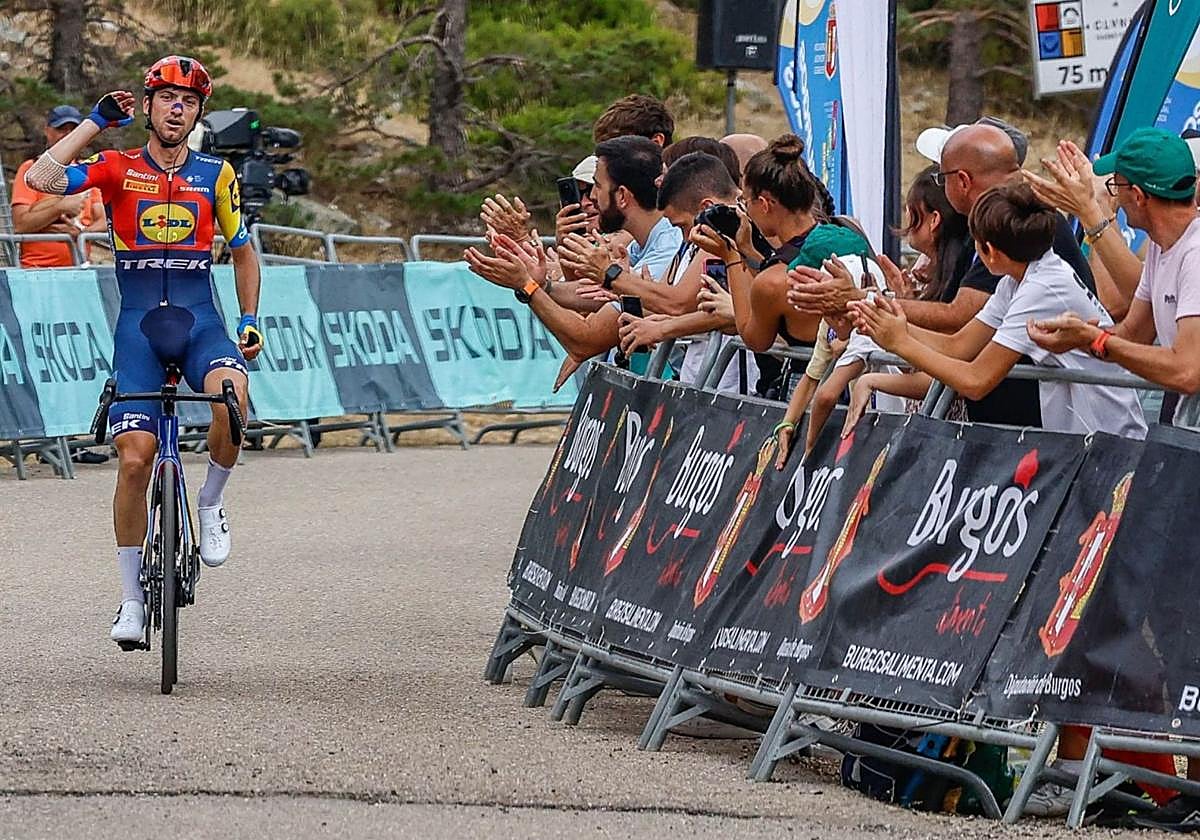 El ciclista italiano, Giulio Ciccone, gana la última etapa en las Lagunas del Neila.